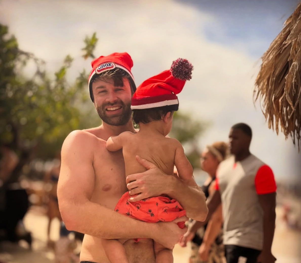 Rense Nauta met zijn zoontje op het strand