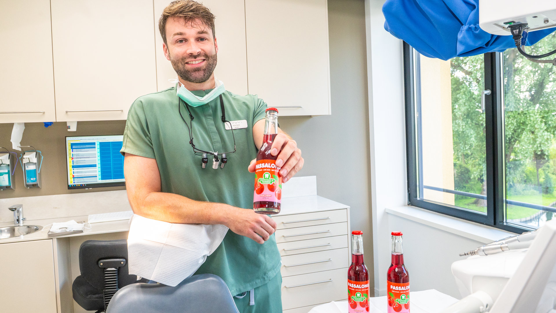 Rense Nauta met Passalong in zijn tandartspraktijk — Goudse Post